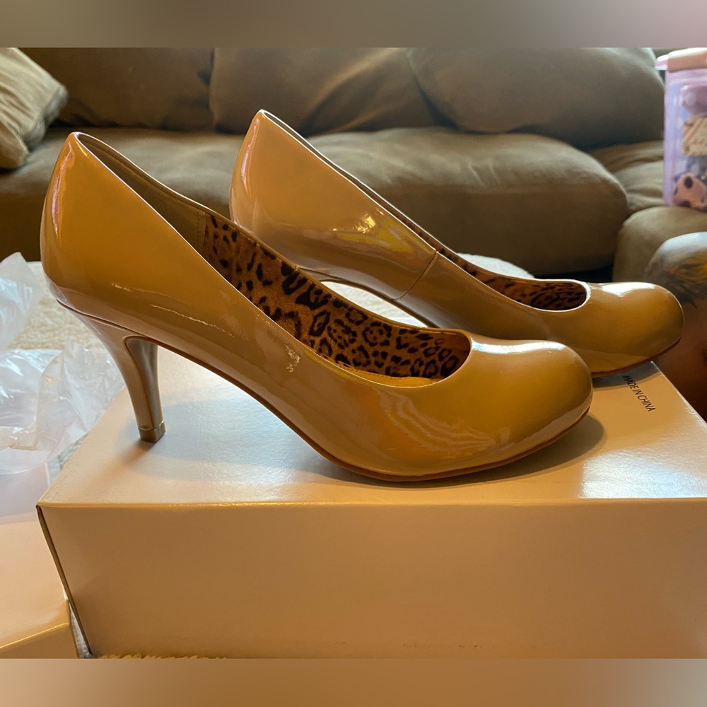 Tan pumps•Brand New